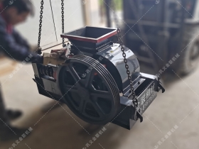 2PGC400X250小型雙齒輥成年人免费看片發往安徽蚌埠破碎玻璃