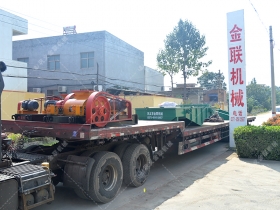 兩台小型對輥成年人免费看片和直線振動篩發往江蘇南通處理矽石
